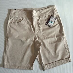 Gloria Vanderbilt “Amanda” pull on Bermuda, Stonewood shorts. Size 16 petite